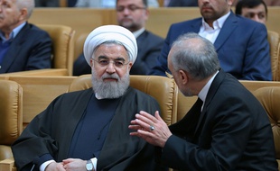 Le président Hassan Rouhani et le chef de l'Organisatin iranienne de l'énergie atomique, Ali Akbar Salehi, lors d'une cérémonie le 7 avril à Téhéran pour l'anniversaire de l'accord nucléaire