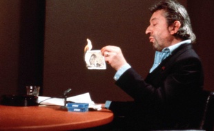 En 1984, Serge Gainsbourg a brûlé un billet de 500 francs sur le plateau de «7 sur 7» afin de protester contre le «racket fiscal».