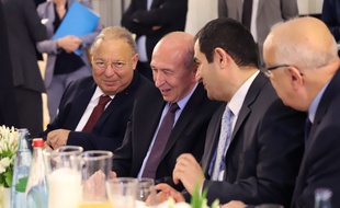 Le ministre de l'Intérieur, Gérard Collomb, entouré du président du Conseil français du culte musulman, Ahmet Ogras, et de Dalil Boubakeur (gauche), le 12 juin 2018.