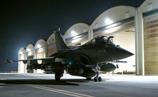 Photo fournie le 9 octobre 2015 par le service de presse du ministère de la Défense d'un Rafale au décollage d'une base dans le Golfe, pour des frappes en Syrie