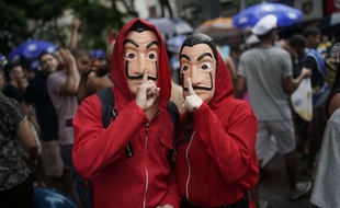 Deux festivaliers habillés en personnage de
