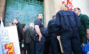 Des surveillants bloquent l'entrée de la prison des Baumettes à Marseille, le 4 mai 2009.