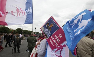 Des manifestants venus défiler contre la loi sur le «mariage pour tous», à Paris, le 26 mai 2013.
