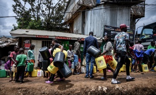 La population fait la queue pour la distribution d'eau à Nairobi au Kenya, le 7 avril 2020.