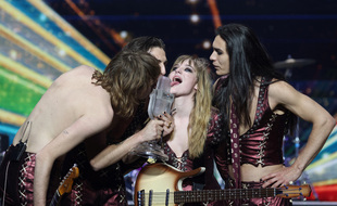 Le 23 mai 2021, les Maneskin s'amusent avec le trophée de l'Eurovision qu'ils viennent de remporter.