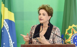 La présidente brésilienne Dilma Rousseff lors d'une conférence de presse à Brasilia, le 19 avril 2016