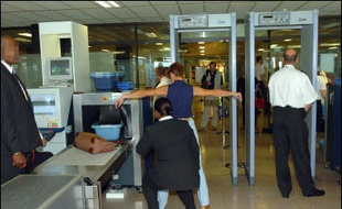 Les contrôles de sécurité d'au moins 21 aéroports américains ont récemment échoué à détecter des explosifs, ont révélé vendredi deux parlementaires de l'opposition démocrate, citant un rapport officiel gardé secret par l'administration.
