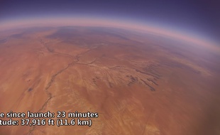 Capture d'écran d'une vidéo YouTube montrant l'odyssée d'une GoPro aux confins de l'espace.