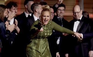 Adele a décroché cinq victoires aux Grammy Awards, le 12 février 2017.