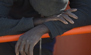 Des migrants à bord d'une embarcation gonflable (image d'illustration).