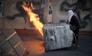 Des dizaines de partisans de l'opposition ont manifesté vendredi près de Manama, au lendemain d'affrontements ayant fait deux morts lors des commémorations du 2e anniversaire du soulèvement animé par la majorité chiite qui réclame des réformes démocratiques.