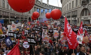 Protestors march through central London as they take part in an anti-austerity demonstration on July 1, 2017. / AFP PHOTO / Daniel LEAL-OLIVAS