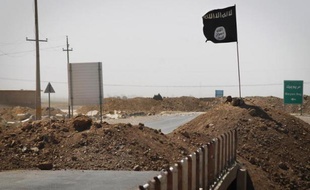 Un drapeau de l'Etat islamique en Irak, entre Tikrit et Kirkouk, le 11 septembre 2014