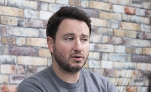 Le 25 février 2020, à Paris, l'économiste Gabriel Zucman répond aux questions d'Armelle Le Goff dans le sudio du journal 20 Minutes.