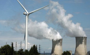 Une éolienne sur le site nucléaire de Tricastin.
