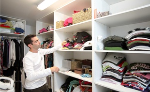 Mieux vaut un grand rangement, comme un dressing sur tout un mur, que plusieurs petit meubles de rangement qui étouffent la pièce.