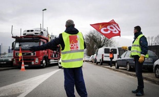 Des routiers bloquent l'accès à une base logistique à Saint-Aignan-de-Grandlieu (Loire-Atlantique) le 26 juin 2015