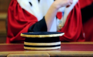 La révolte couve dans certains tribunaux, qui profitent des audiences solennelles de début d'année pour alerter sur leur manque d'effectifs et de moyens, en privant les invités de cocktail ou en leur offrant un bout de moquette trouée.