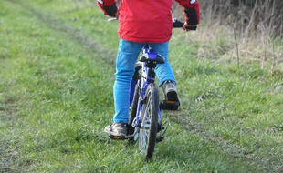 Un enfant sur une vélo (image d'illustration).