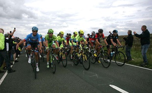 Les coureurs du Tour lors de la deuxième étape le 6 juillet 2014.