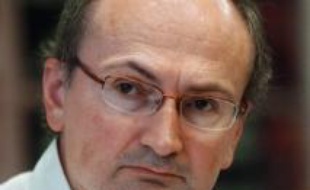 Le directeur du Monde, Eric Fottorino, qui a démissionné du directoire du groupe, a rejeté jeudi la responsabilité de la crise sur le président de la Société des rédacteurs (SRM, actionnaire de référence), dans une déclaration sur France Inter, et l'a accusé de jouer les "pompiers-pyromanes".