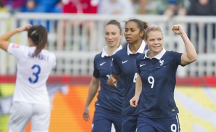 Eugénie Le Sommer et les Bleues contre l'Angleterre le 9 juin 2015.