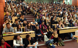 Un cours en amphi bondé dans une université nantaise.