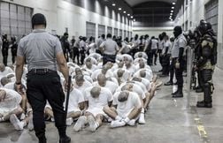 Des détenus vénézuéliens racontent l’enfer vécu dans une prison au Salvador