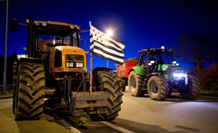 Un tracteur orné du drapeau breton bloque une route près de Vannes, alors que les agriculteurs manifestent et réclament une hausse des prix de leurs produits