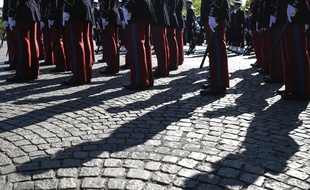 Illustration d'élèves de Saint-Cyr lors d'un défilé militaire.