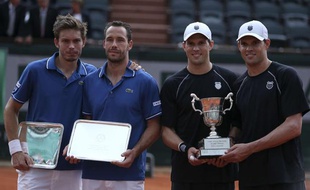 Nicolas Mahut et Michaël Llodra, finalistes malheureux, battus par Mike et Bob Bryan en finale de Roland-Garros, le 8 juin 2013.