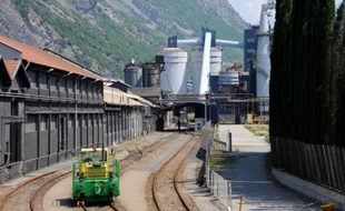 La reprise de l'usine d'aluminium centenaire de Saint-Jean-de-Maurienne, dont la signature doit intervenir samedi, suscite un vif soulagement dans la vallée savoyarde, où elle est le principal pourvoyeur d'emplois, mais les salariés restent prudents face au repreneur, l'Allemand Trimet.