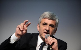 Le candidat centriste Hervé Morin a tenté mardi de s'expliquer sur twitter après qu'il eut déclaré avoir "vu les Alliés débarquer en Normandie", alors qu'il n'était pas né en 1944.