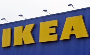 Le géant suédois du meuble, Ikea, a regretté vendredi que certains de ses fournisseurs aient fait travailler des prisonniers politiques en RDA, en présentant une enquête qu'il avait commandée et qui soulève les critiques.