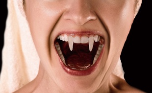 Illustration d'une femmes aux dents de vampire.