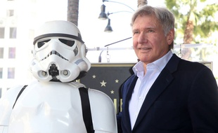 Un Stormtrooper et l'acteur Harrison Ford