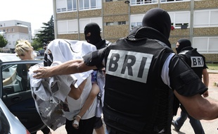 La BRI interpelle une jeune femme soupçonnée de radicalisation à Lyon, le 26 juin 2015.
