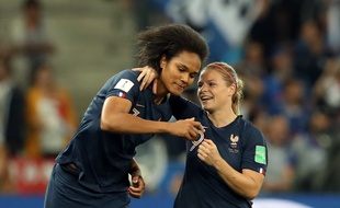 Eugénie Le Sommer est venu soutenir Wendie Renard après son but contre son camp.