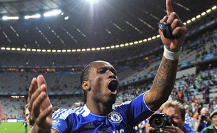 Didier Drogba célèbre la victoire en Ligue des Champions, à l'Allianz Arena de Munich, le 19 mai 2012.