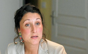 Agée de 39 ans, la candidate a débuté sa carrière politique en 2001.