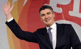 L'opposition croate de centre-gauche a remporté dimanche une très large victoire aux législatives face aux conservateurs, minés par des affaires de corruption et l'usure du pouvoir, mais le nouveau gouvernement va devoir agir vite pour renouer avec la croissance économique.