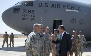 Le secrétaire américain à la Défense Ashton Carter rencontre des troupes américaines et d'autres nationalités en Jordanie, le 21 juillet 2015