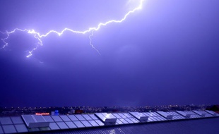 On les attends de pied ferme, les orages. (archives)