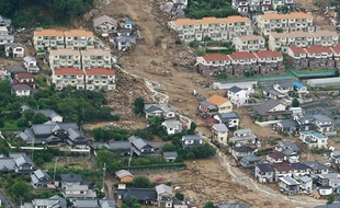 Vue aérienne d'Hiroshima, au Japon, dévastée par des glissements de terrain, le 20 août 2014.