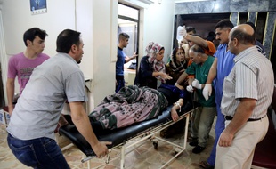 Une femme blessée est transportée dans un hôpital de la province syrienne d'Hassaké le 3 octobre 2016, après une attaque suicide lors d'un mariage.