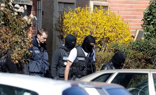 Des policiers sortent de l'appartement de Mohamed Merah, le 23 mars 2012.