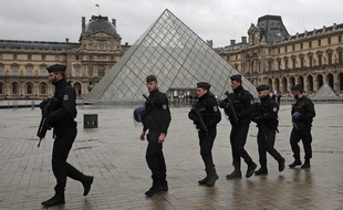 Des policiers patrouillent devant le Louvre, le 3 février 2017, après une attaque à la machette contre des militaires.