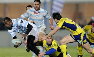 Le rugbyman du Racing Cirelli Bobo (à gauche), lors d'un match du Top 14 contre Clermont, le 27 janvier 2010.