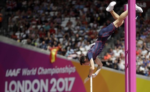 Renaud Lavillenie lors des qualifications du concours de la perche des Mondiaux de Londres, le 6 août 2017.