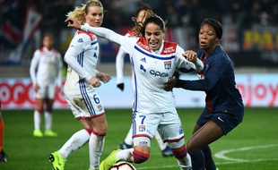 Amel Majri, ici au duel avec la Parisienne Grace Geyoro lors du match aller (1-1) en D1, en novembre au stade Jean-Bouin.